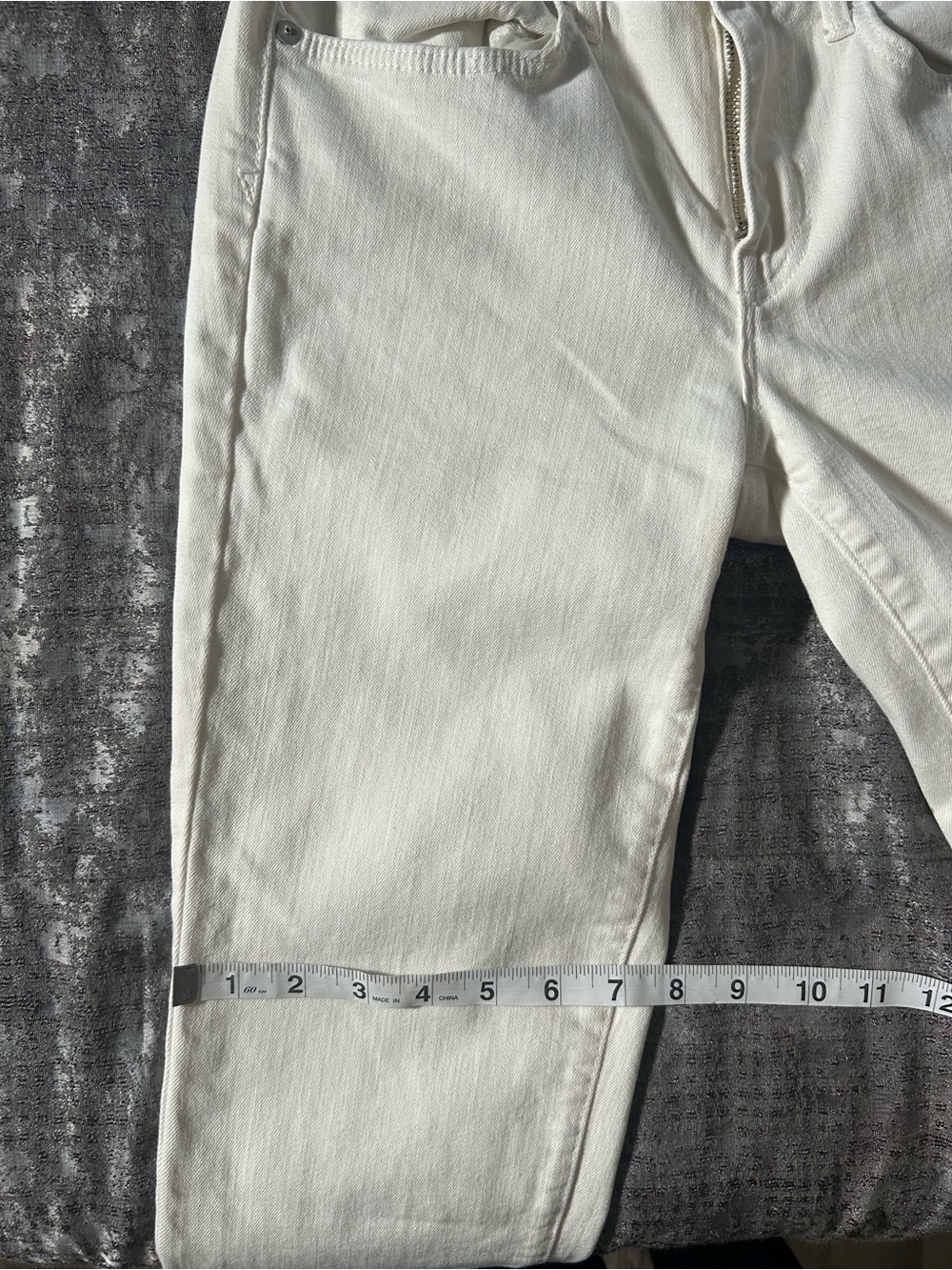 Vince Mason Relaxed Rolled White Ankle-Length Jeans - Picture 5 of 12